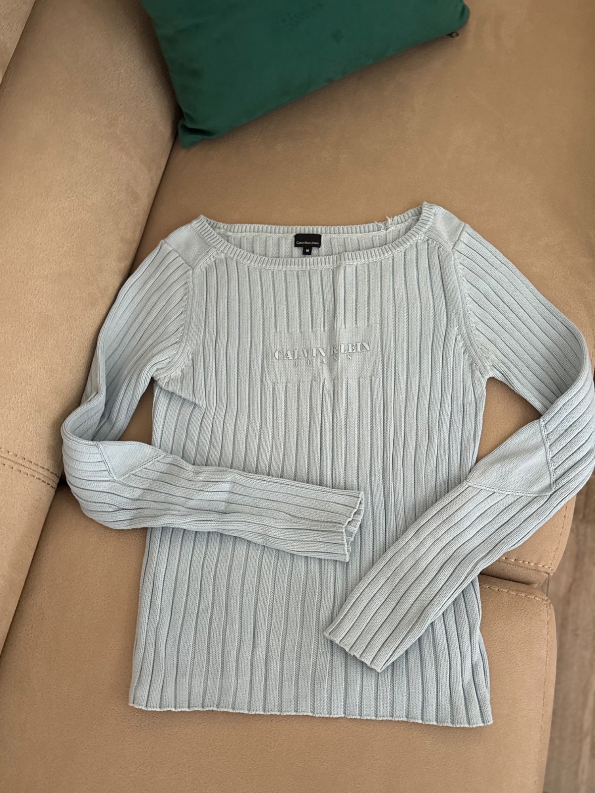Pull torsadé côtelé à manches longues Calvin Klein Jeans logo monogramme brodé sur le devant de la poitrine