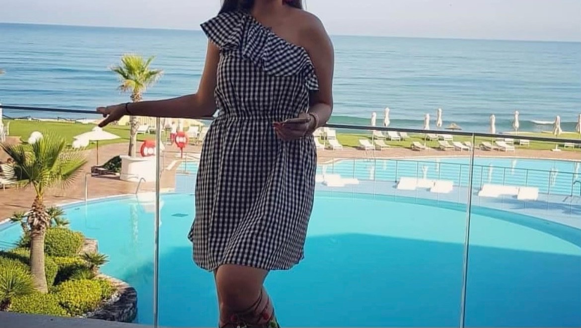 Robe 1 épaule en carrés asymétrique vichy noir et blanc avec des volants sur l'épaule