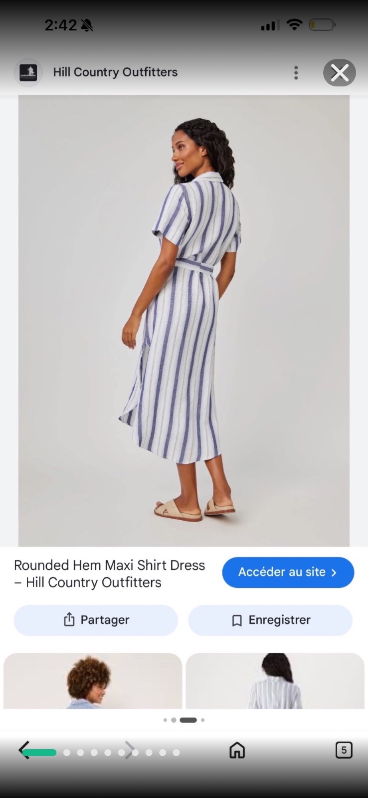 Robe-chemise midi KIABI blanche à rayures bleues et bordeaux est dotée d'un col classique, de manches courtes et d'une ceinture à nouer à la taille