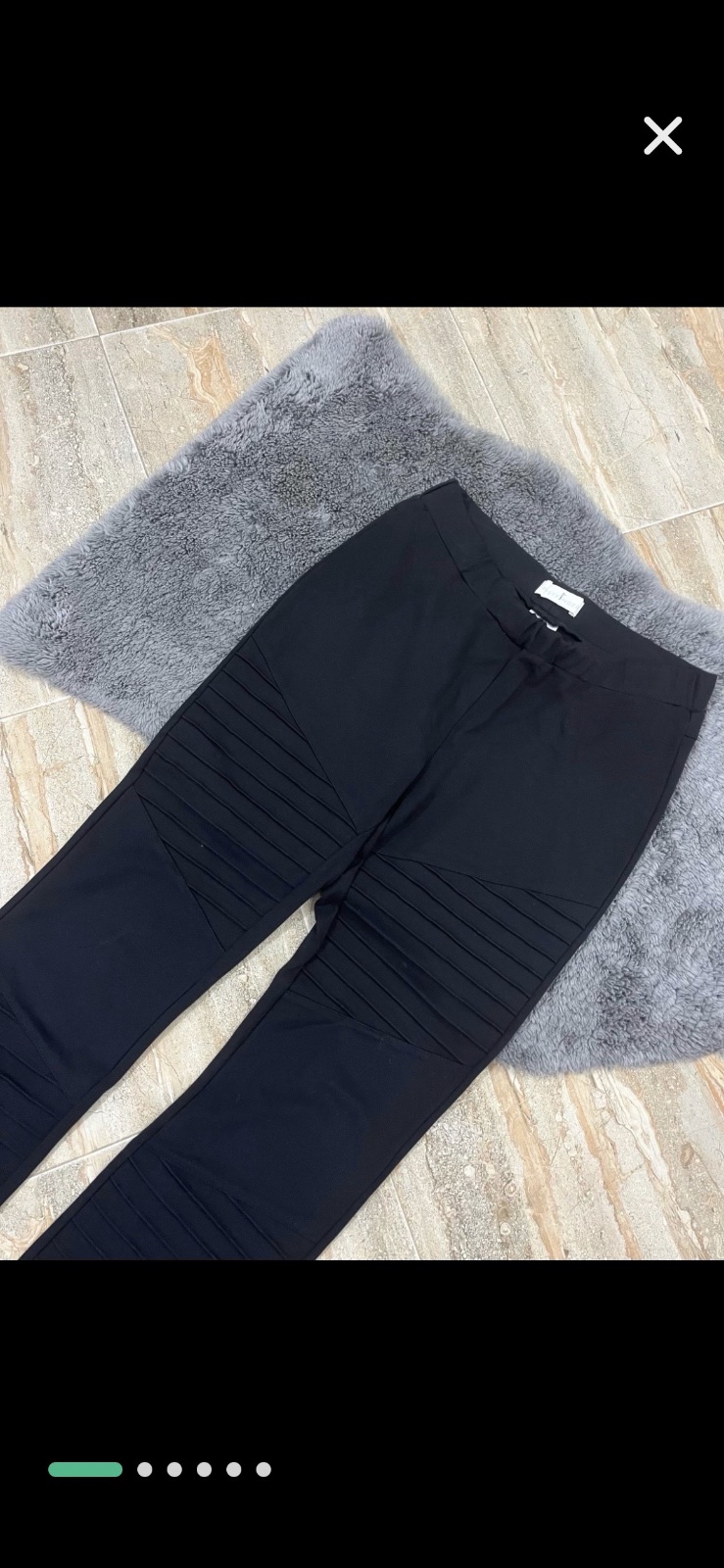 Legging neuf avec détails en accordéon (plissés) au niveau des cuisses et des genoux