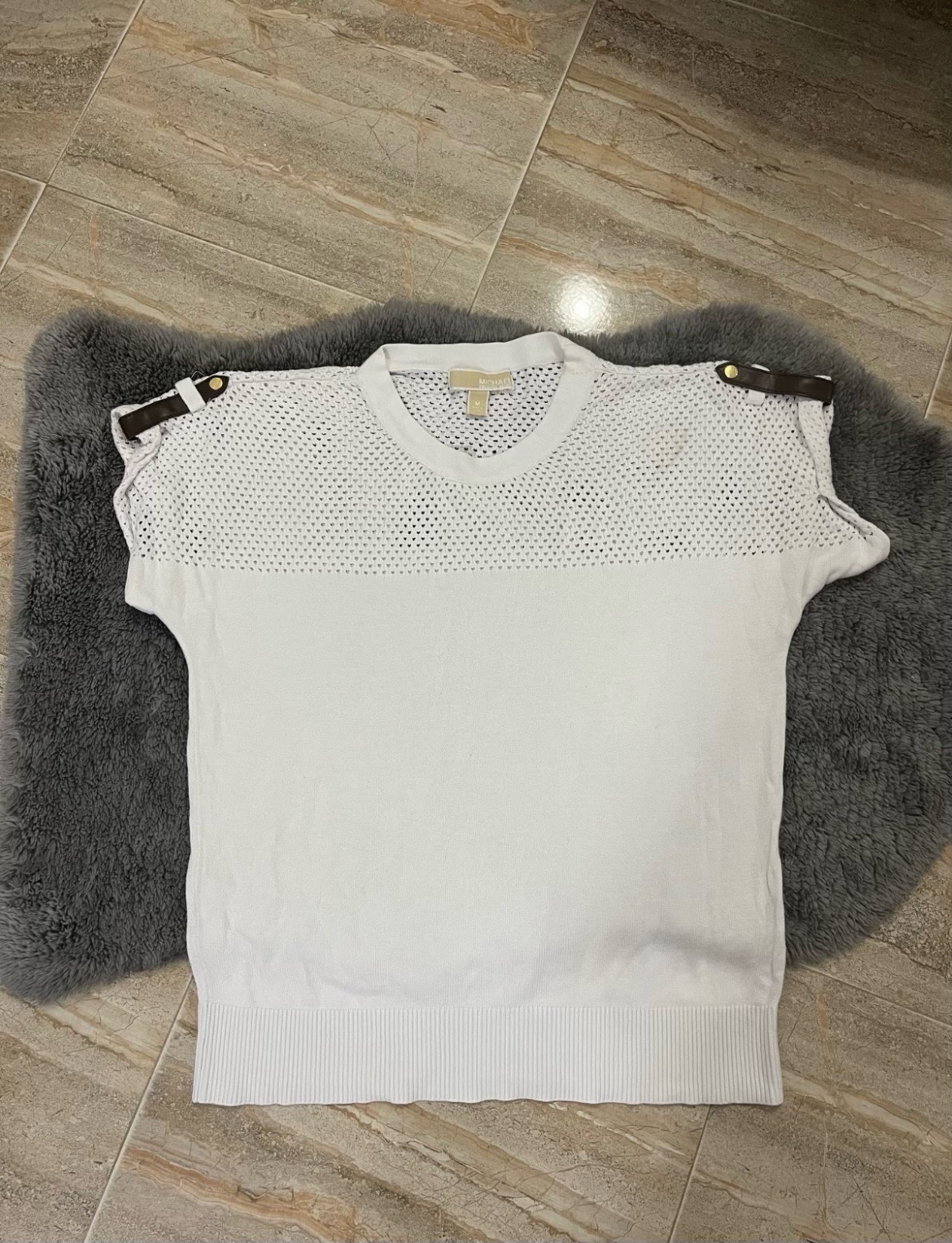 Haut Michael Kors blanc en maille et tricot avec des épaulettes décoratives en cuir imprimé logo MK
