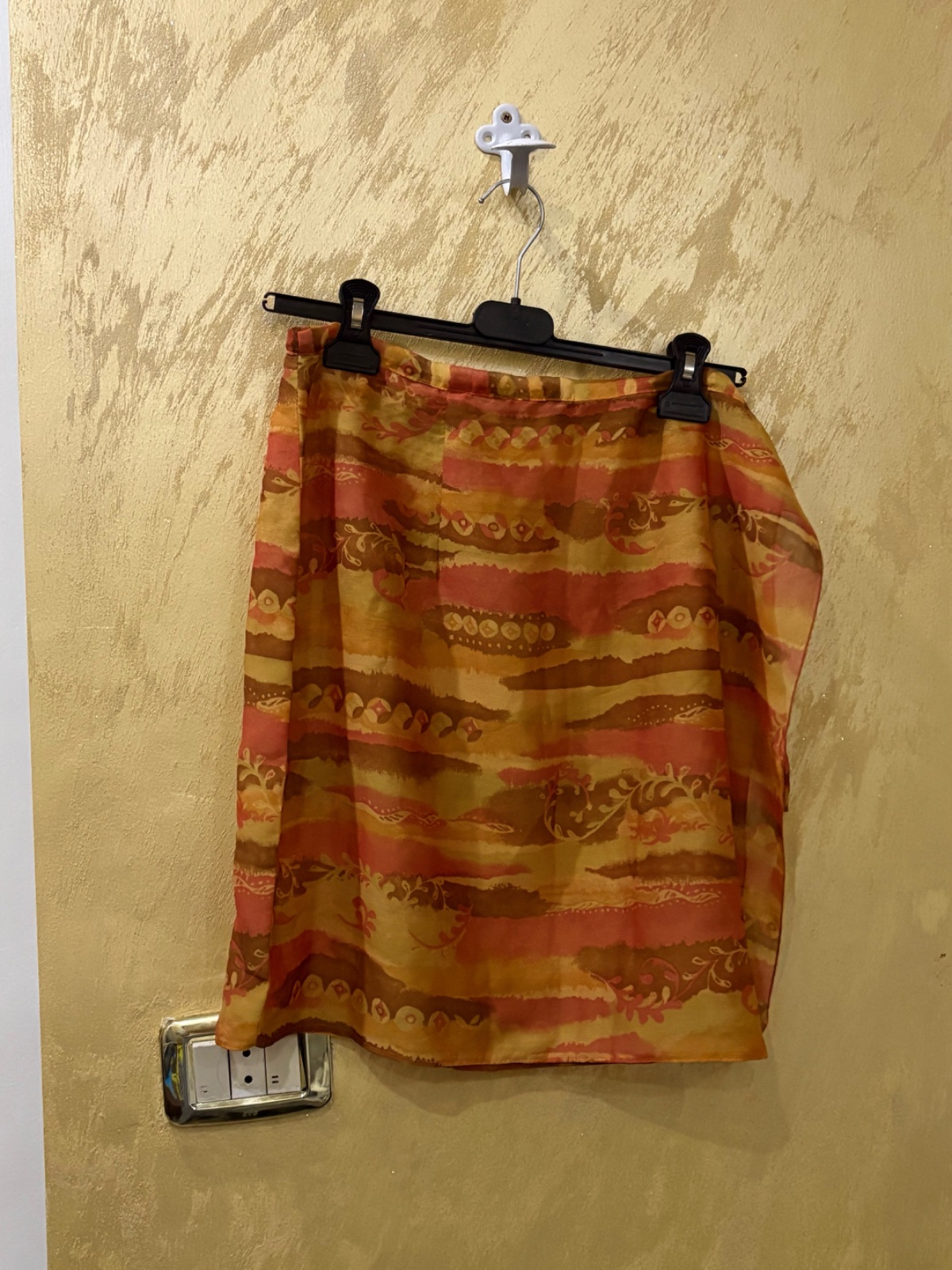 Jupe cache burkini couleur orange présente des motifs abstraits et une coupe fluide