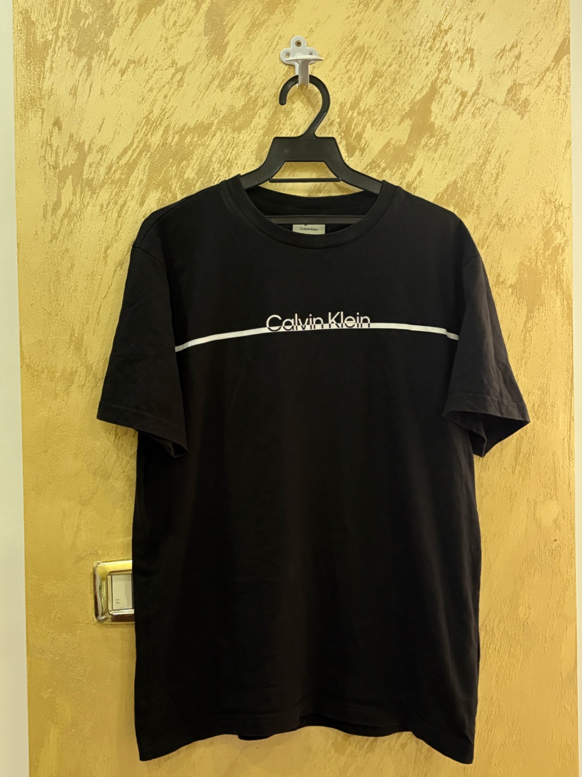 T-shirt Calvin Klein noir avec un logo linéaire blanc