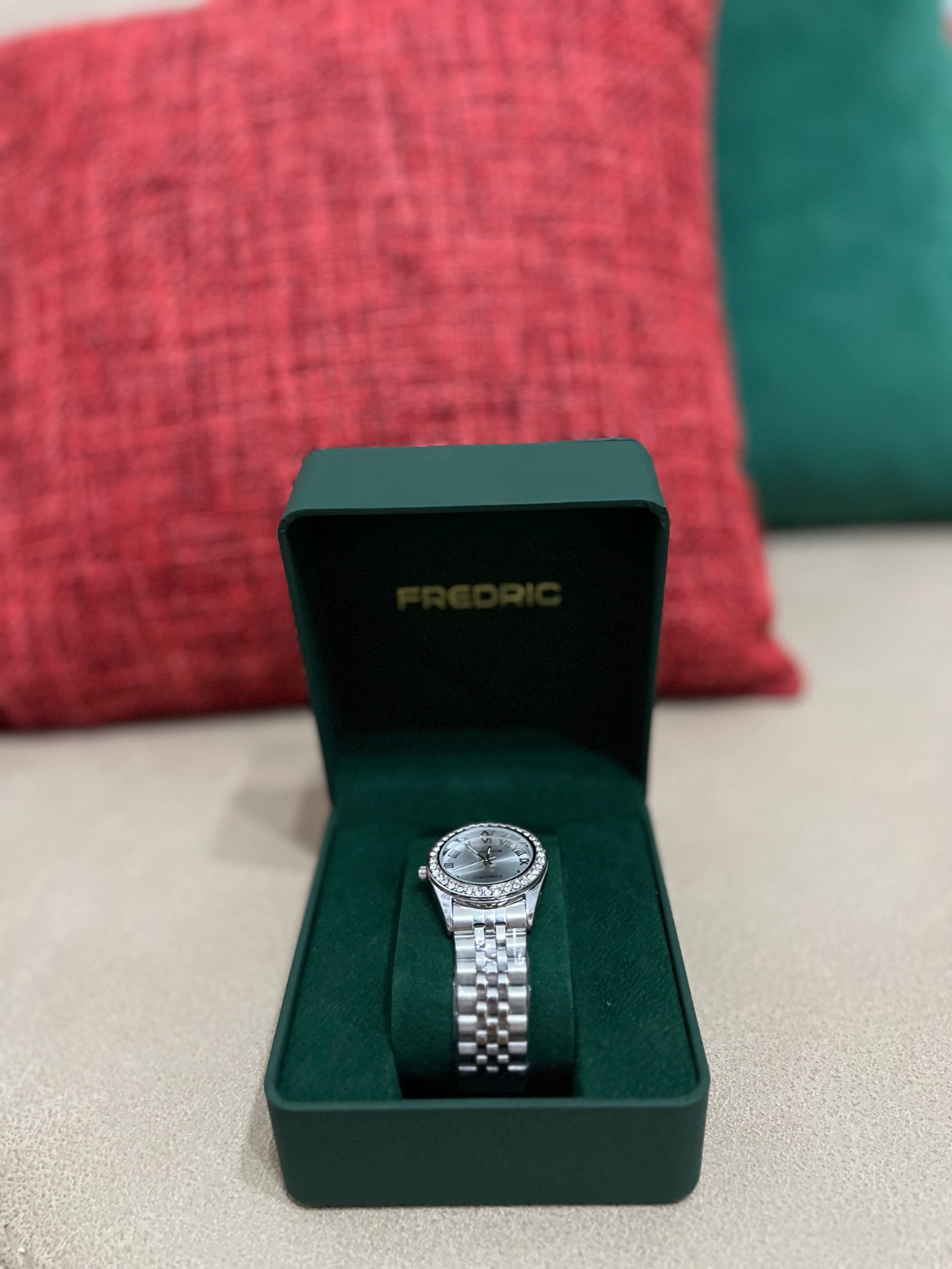 Montre neuve pour femme de la marque Frederic de couleur argentée 