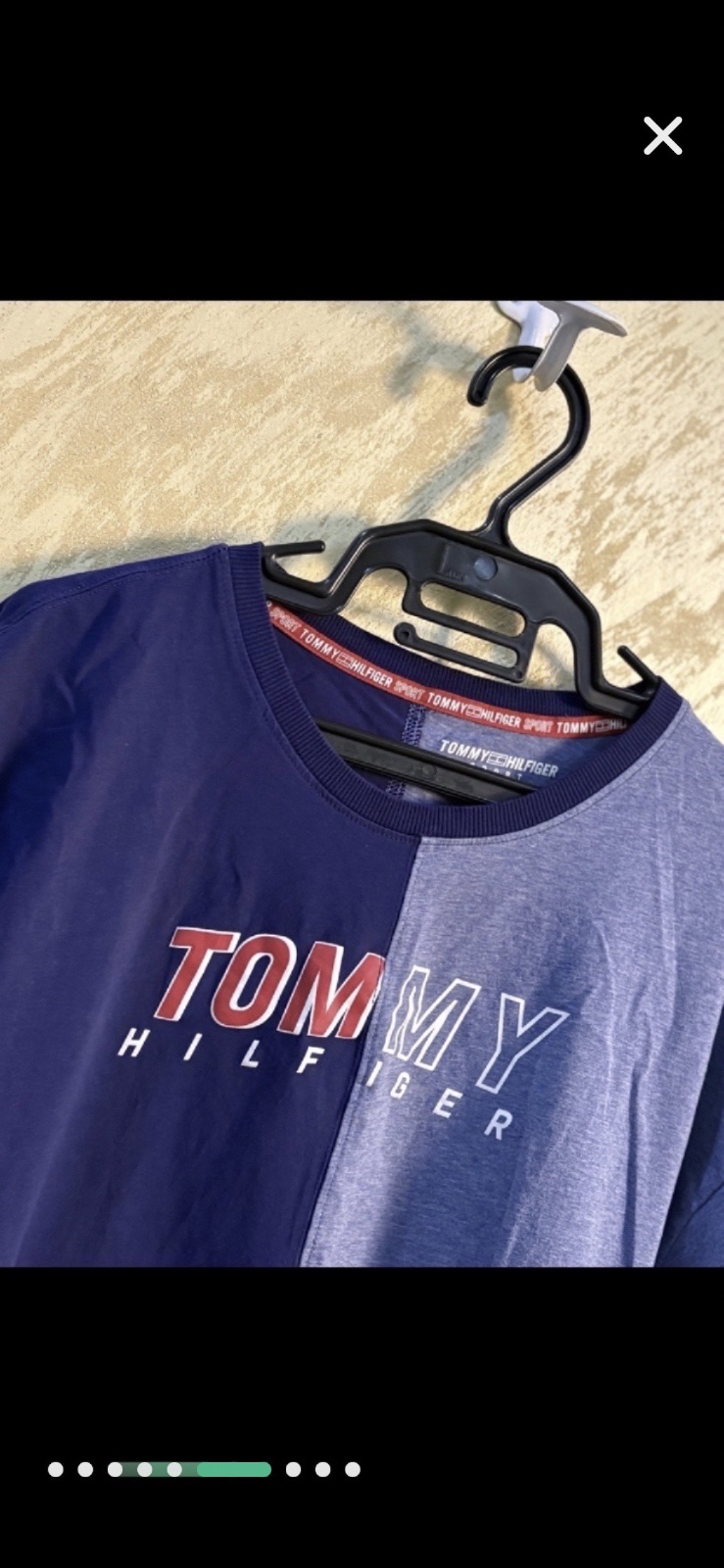 T-shirt haut Tommy Hilfiger bleu bicolore avec un logo graphique sur la poitrine