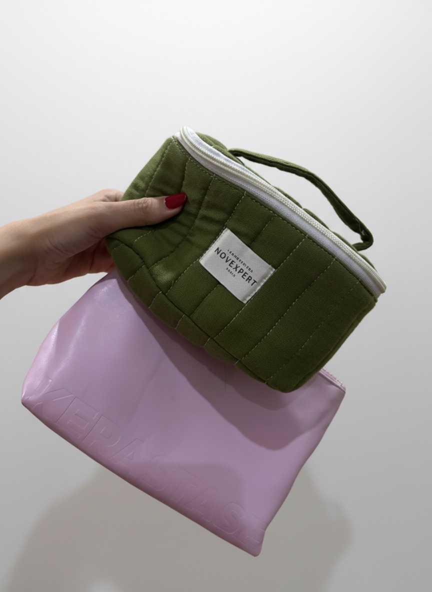 Je vide 02 trousses : Trousse verte neuve de la marque Novexpert+ Trousse pochette rose de la marque Kérastase 