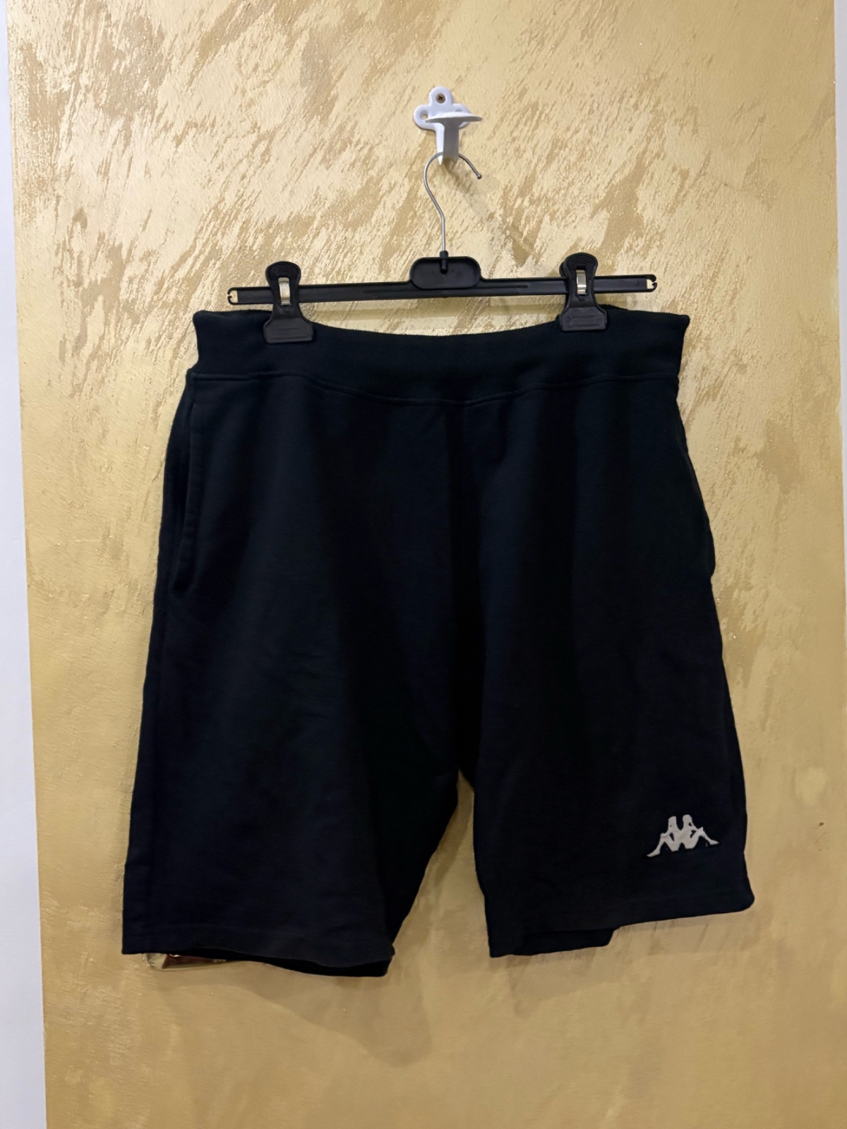Shorts Kappa Blive noirs arborent le logo Omini emblématique imprimé discrètement sur la cuisse