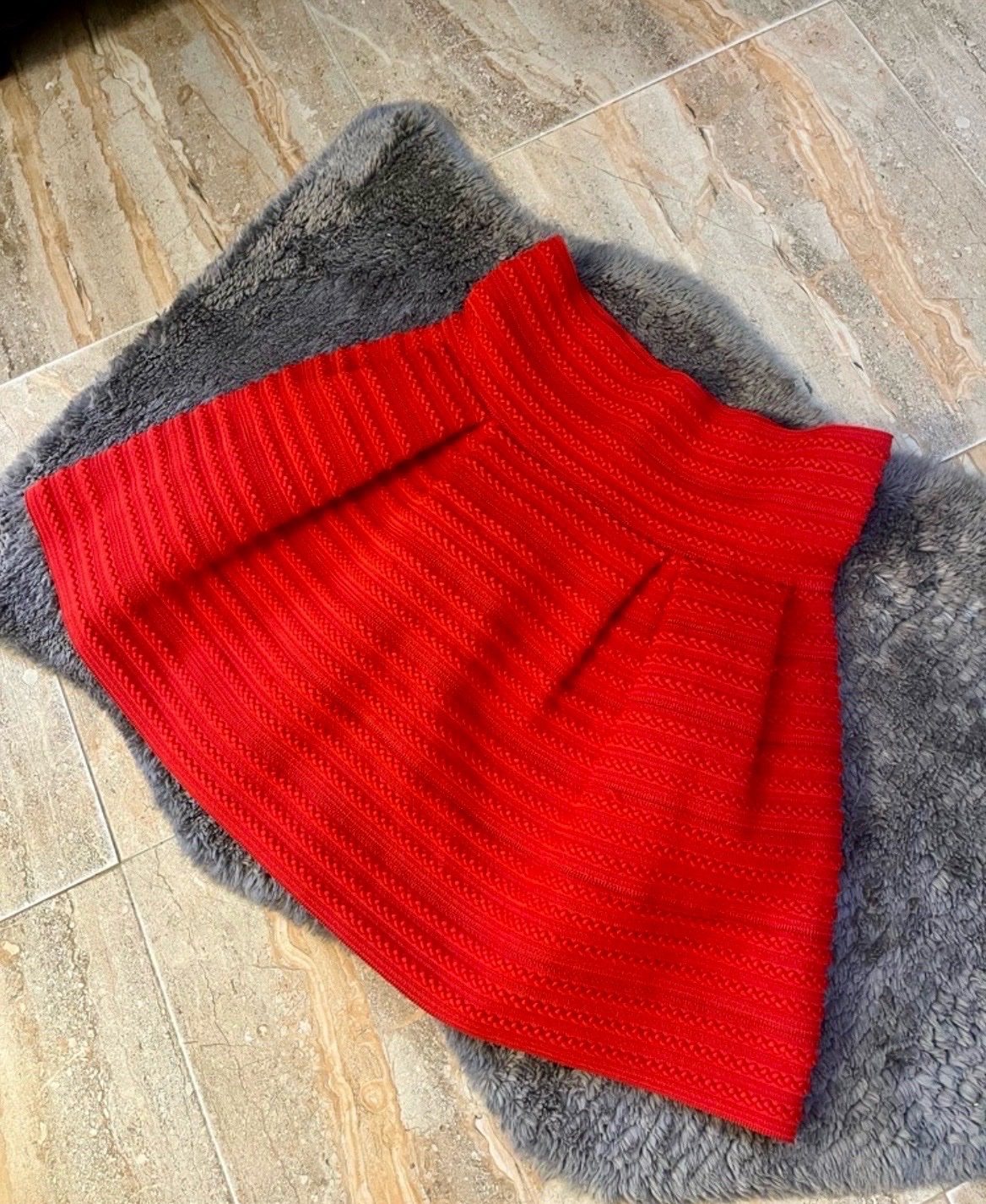 Jupe H&M trapèze patineuse de couleur rouge vif