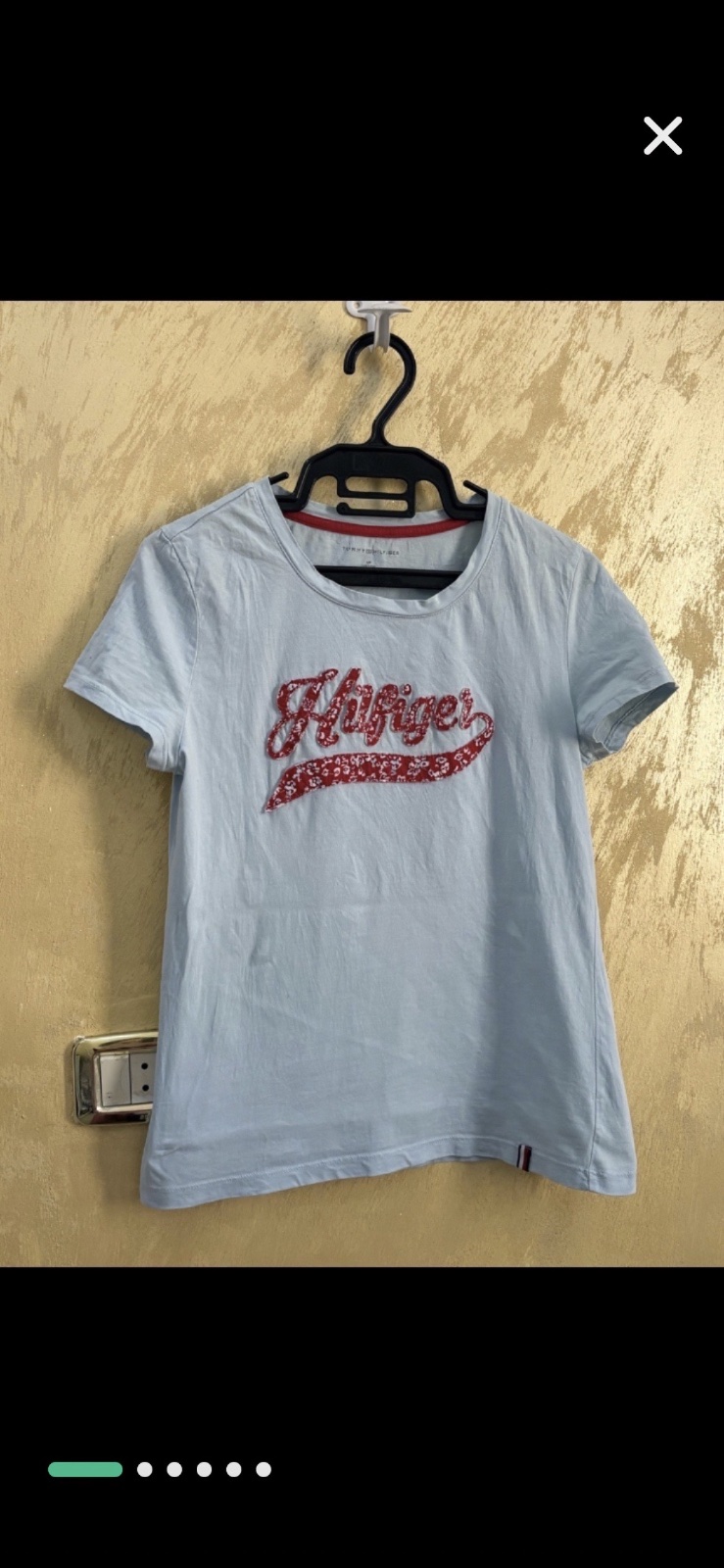 T-shirt Tommy Hilfiger bleu clair avec logo rouge "Hilfiger" brodé en relief sur la poitrine