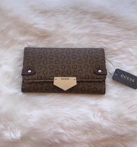Portefeuille Guess est orné d'un motif monogramme "G" subtil et d'une plaque métallique distinctive.