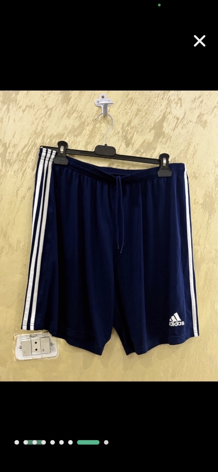 Short Adidas bleu marine avec des bandes blanches signature