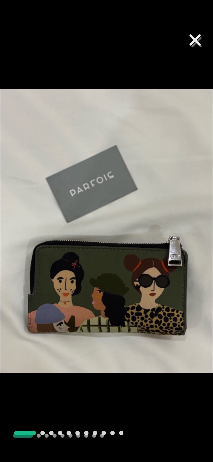 Portefeuille Parfois kaki avec un imprimé de personnages illustrés sur le devant