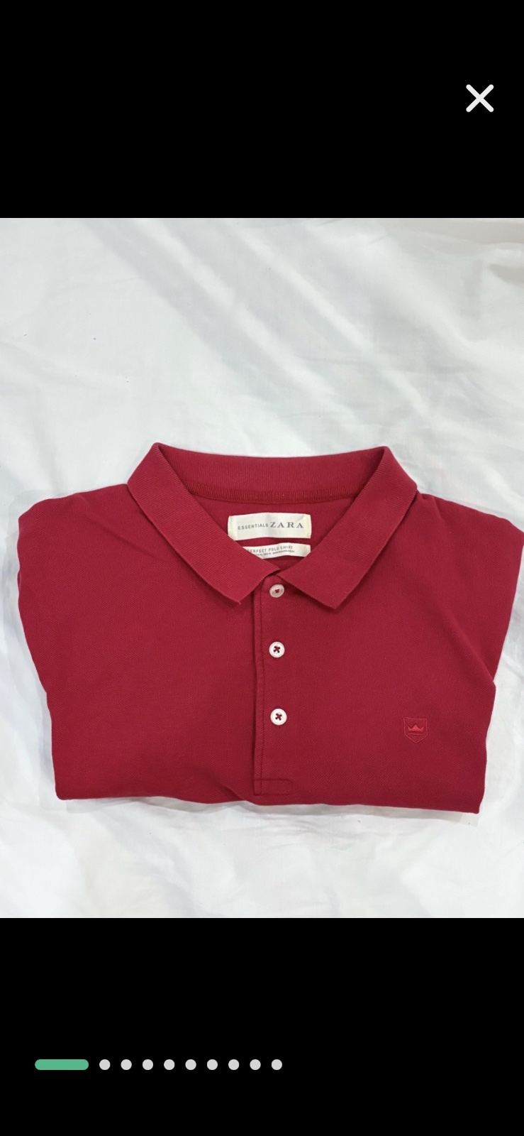 Polo rouge Zara avec un petit logo brodé en forme de couronne