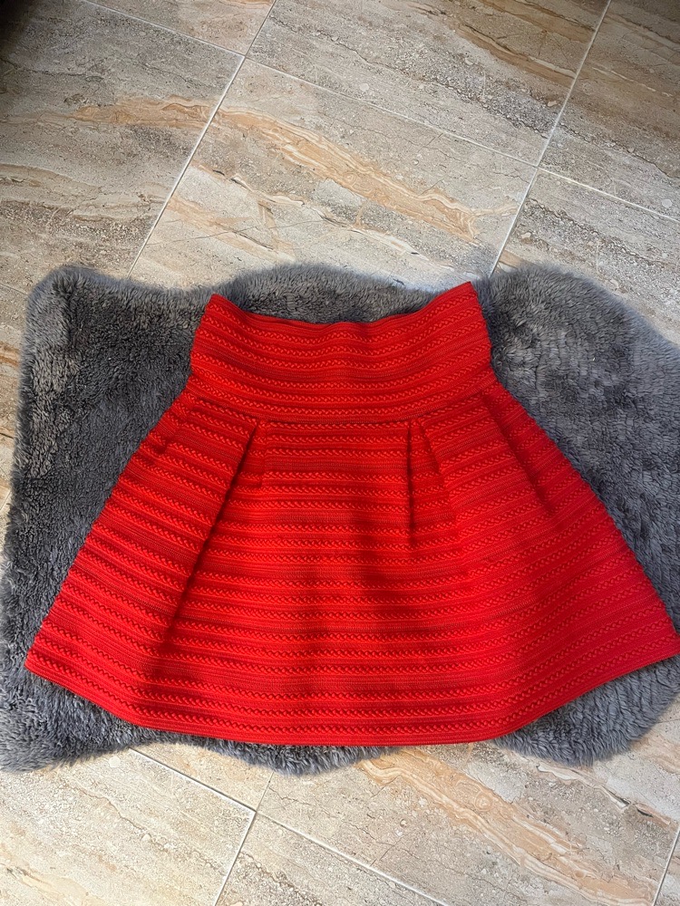 Jupe H&M trapèze patineuse de couleur rouge vif