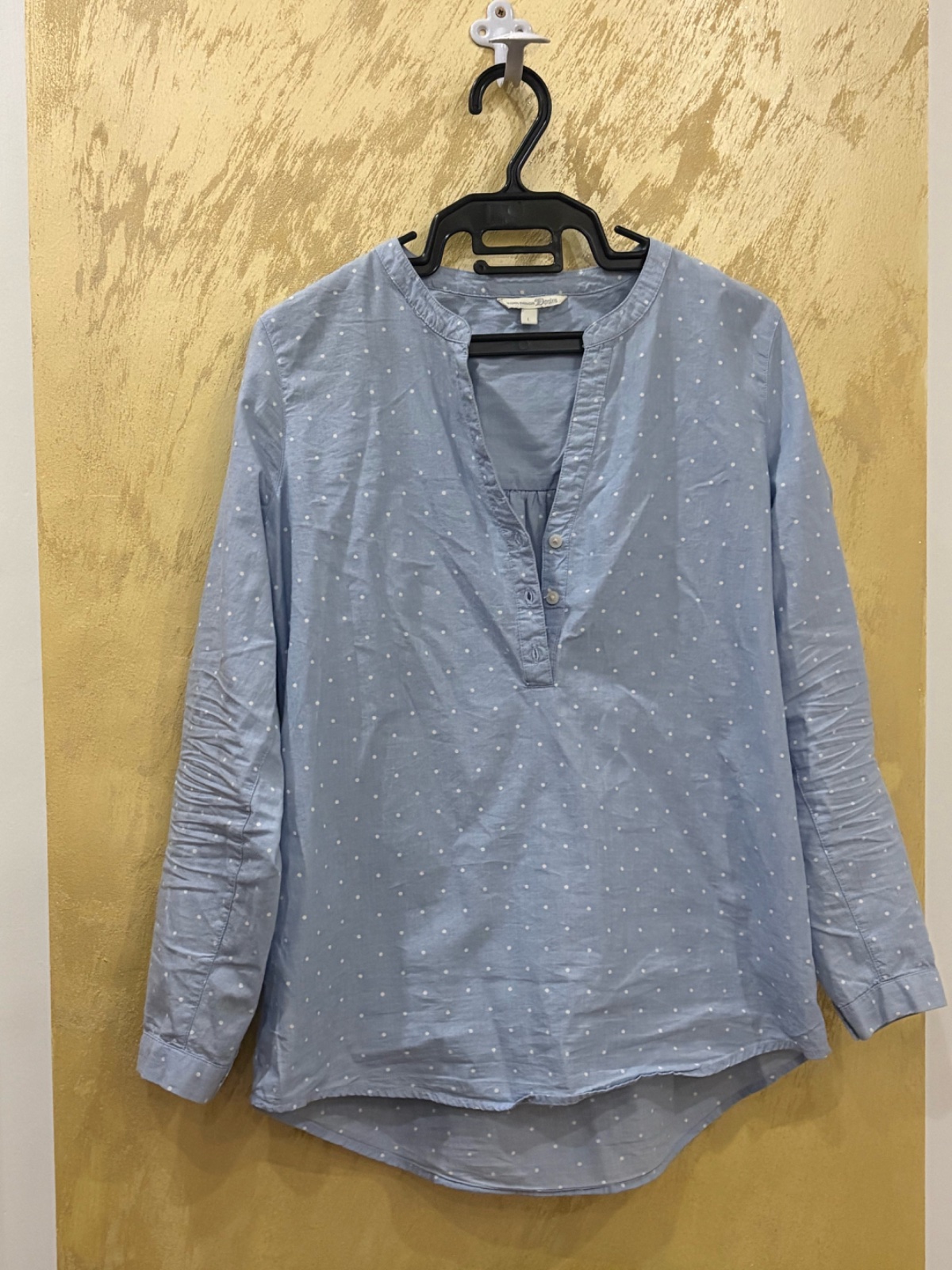 Blouse en coton de la marque Tom Tailor Denim présente un motif à pois blancs sur un fond bleu clair 