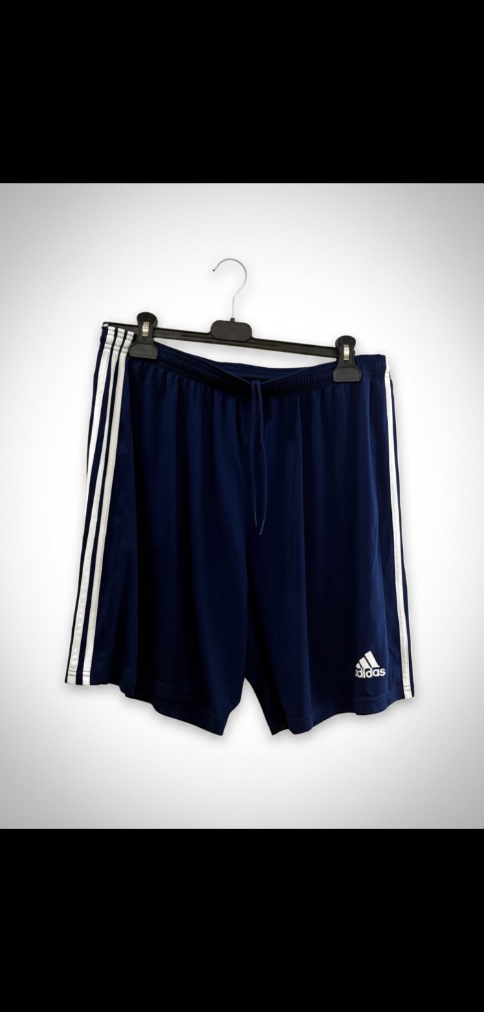 Short Adidas bleu marine avec des bandes blanches signature