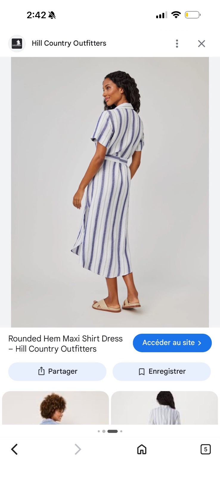 Robe-chemise midi KIABI  blanche à rayures bleues et bordeaux est dotée d'un col classique, de manches courtes et d'une ceinture à nouer à la taille