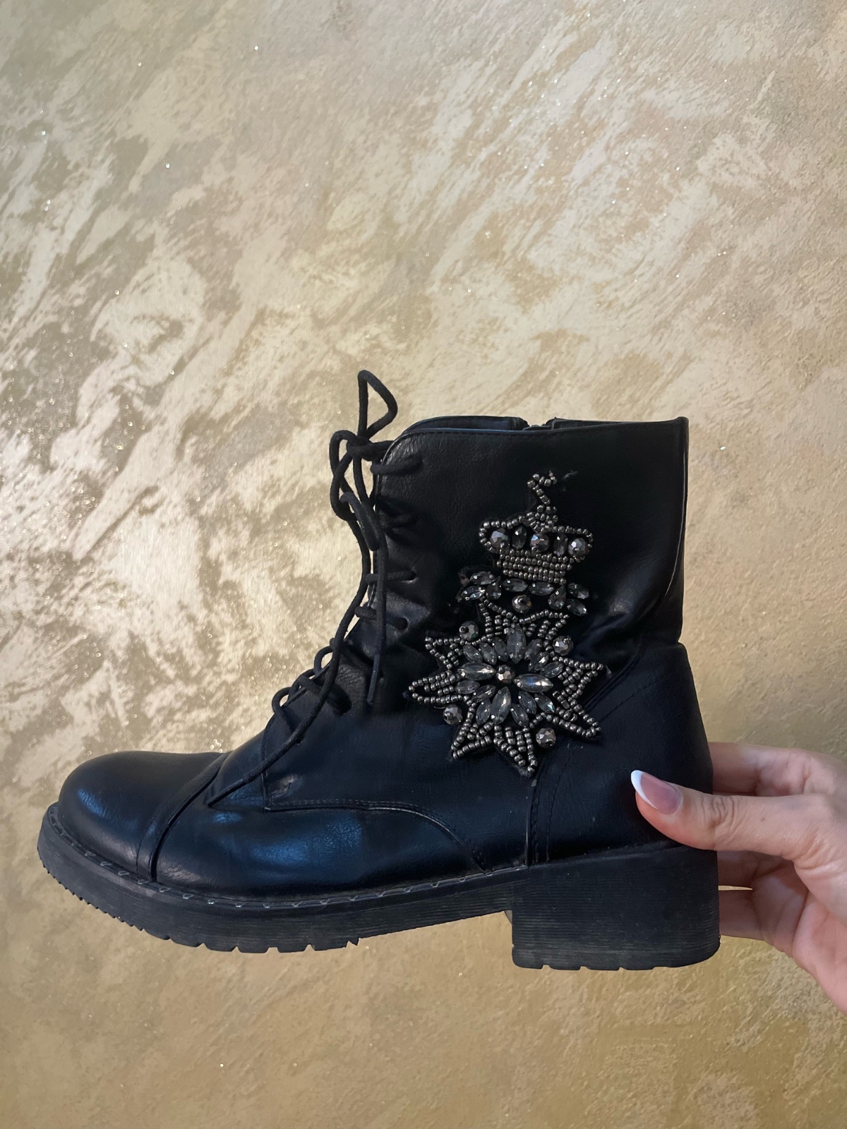 Bottines militaires ornées de strass