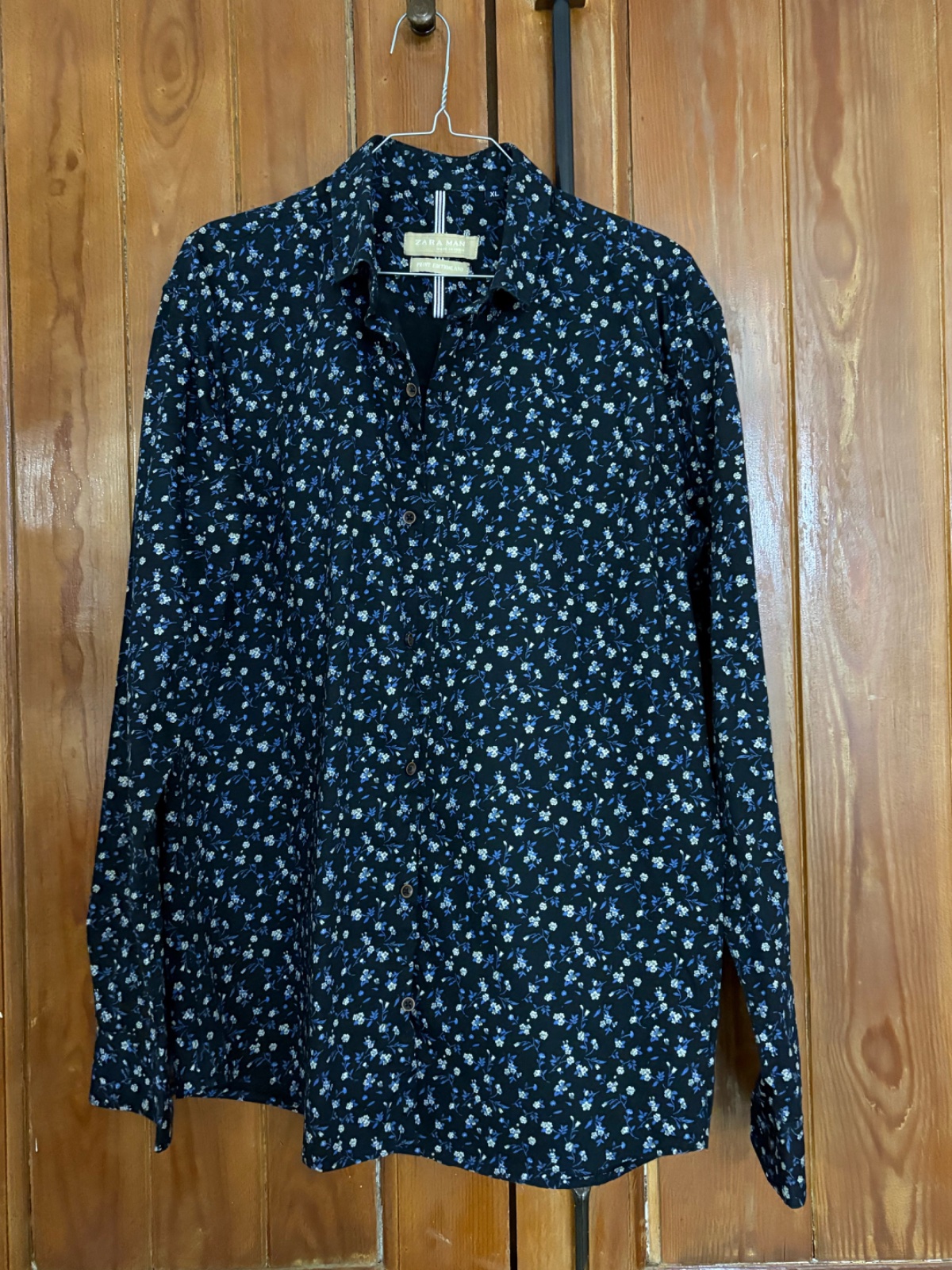 Chemise Zara à manches longues avec un imprimé floral bleu et blanc 