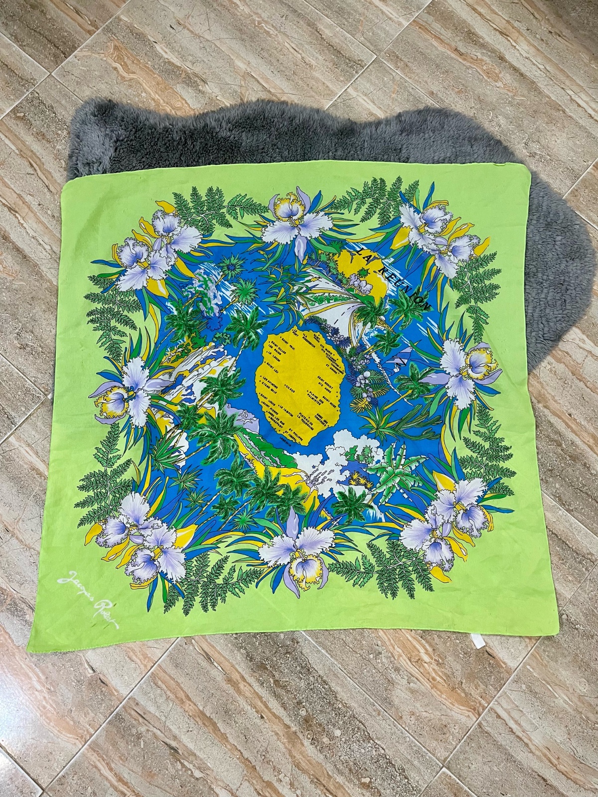 Foulard de la marque Jacques Rollet, comportant un motif floral et végétal dans des tons vifs. 