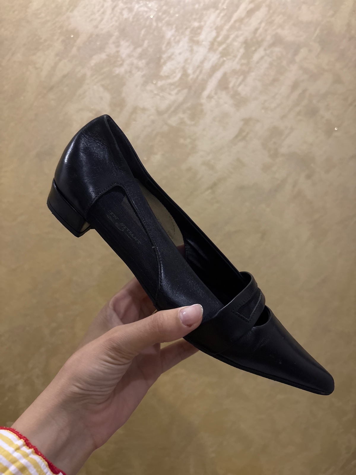 Mocassins à petits talons noirs, dotées d'un bout pointu, d'empiècements en résille & tulle transparents sur le côté et d'une bride décorative sur le dessus