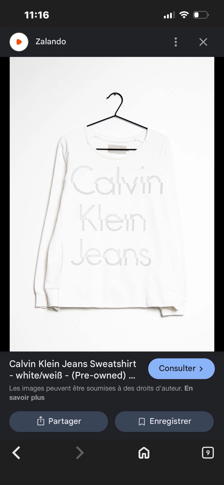 Pull molletonné blanc Calvin Klein à manches longues avec un motif graphique "CK Calvin Klein EST. 1968"