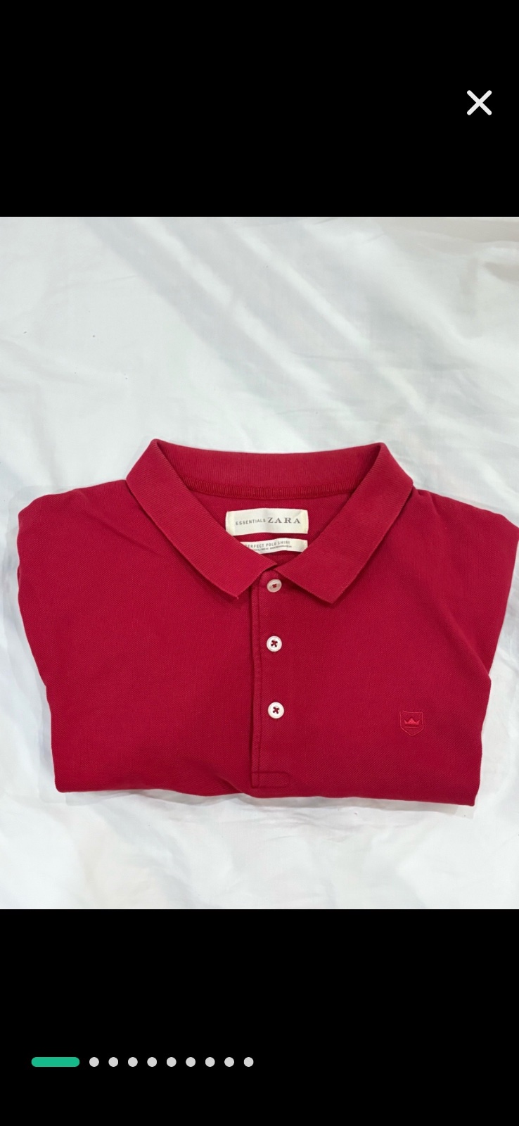 Polo rouge Zara avec un petit logo brodé en forme de couronne