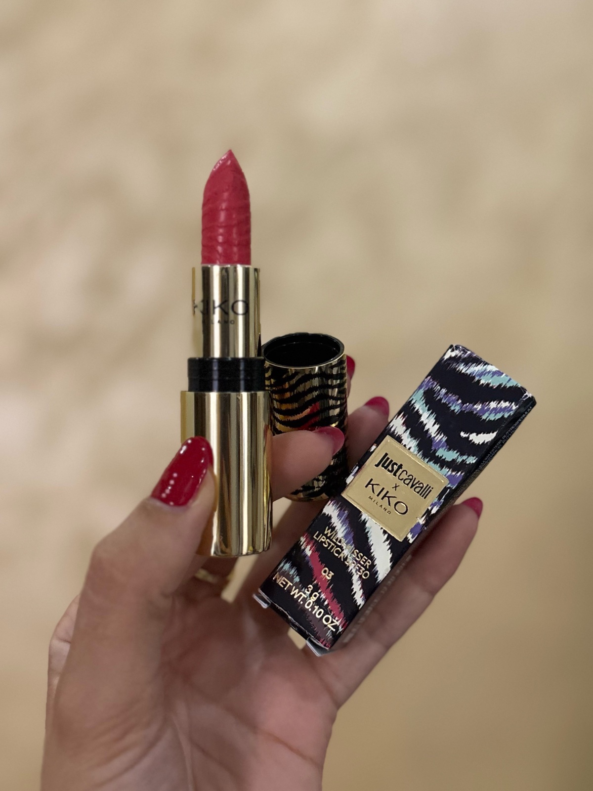 Rouge à lèvres Just Cavalli X KIKO Milano Wild-Kisser Lipstick, caractérisé par son étui doré et son capuchon à imprimé animalier & une formule crémeuse et hydratante avec une protection SPF 30