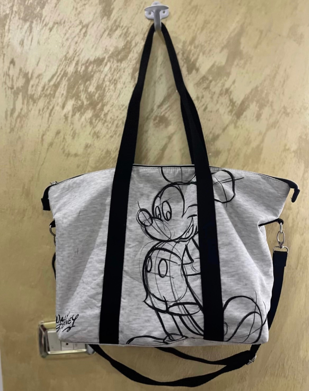 Sac cabas gris Disney chiné arbore un grand imprimé croquis de Mickey Mouse et des anses noires contrastées grand format
