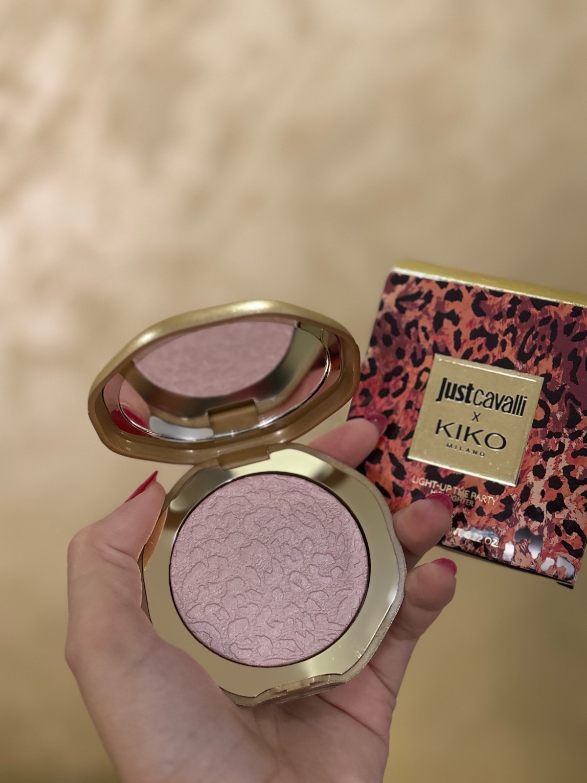  Un Enlumineur Just Cavalli X Kiko Milano Light-Up The Party, disponible en teinte 02 Jungle Glow