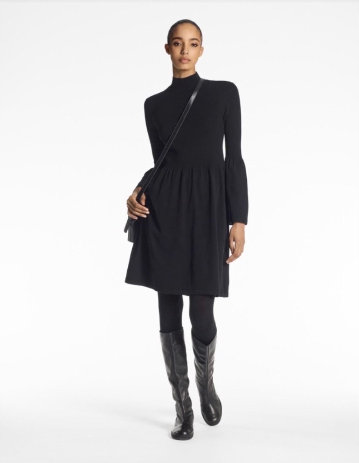 Robe noire Zara modèle viral en maille avec col montant et manches longues bouffantes