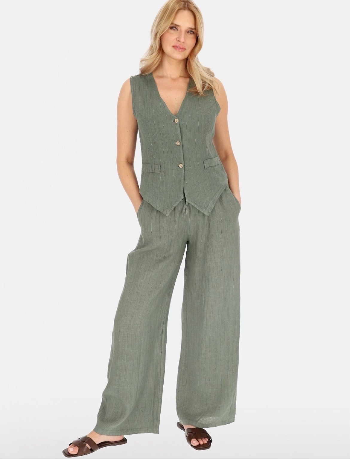 Set de couleur Kaki en deux pièces : Un gilet de costume sans manches avec une coupe ajustée, un col en V et une fermeture à boutons sur le devant & un pantalon large de style palazzo à taille haute