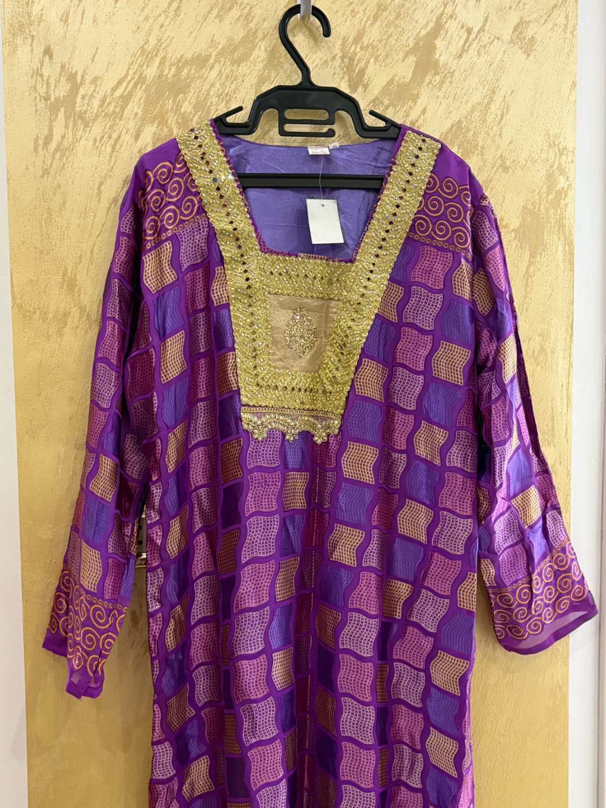 Caftan marocain violet à motifs géométriques présente un col en V brodé de fil doré