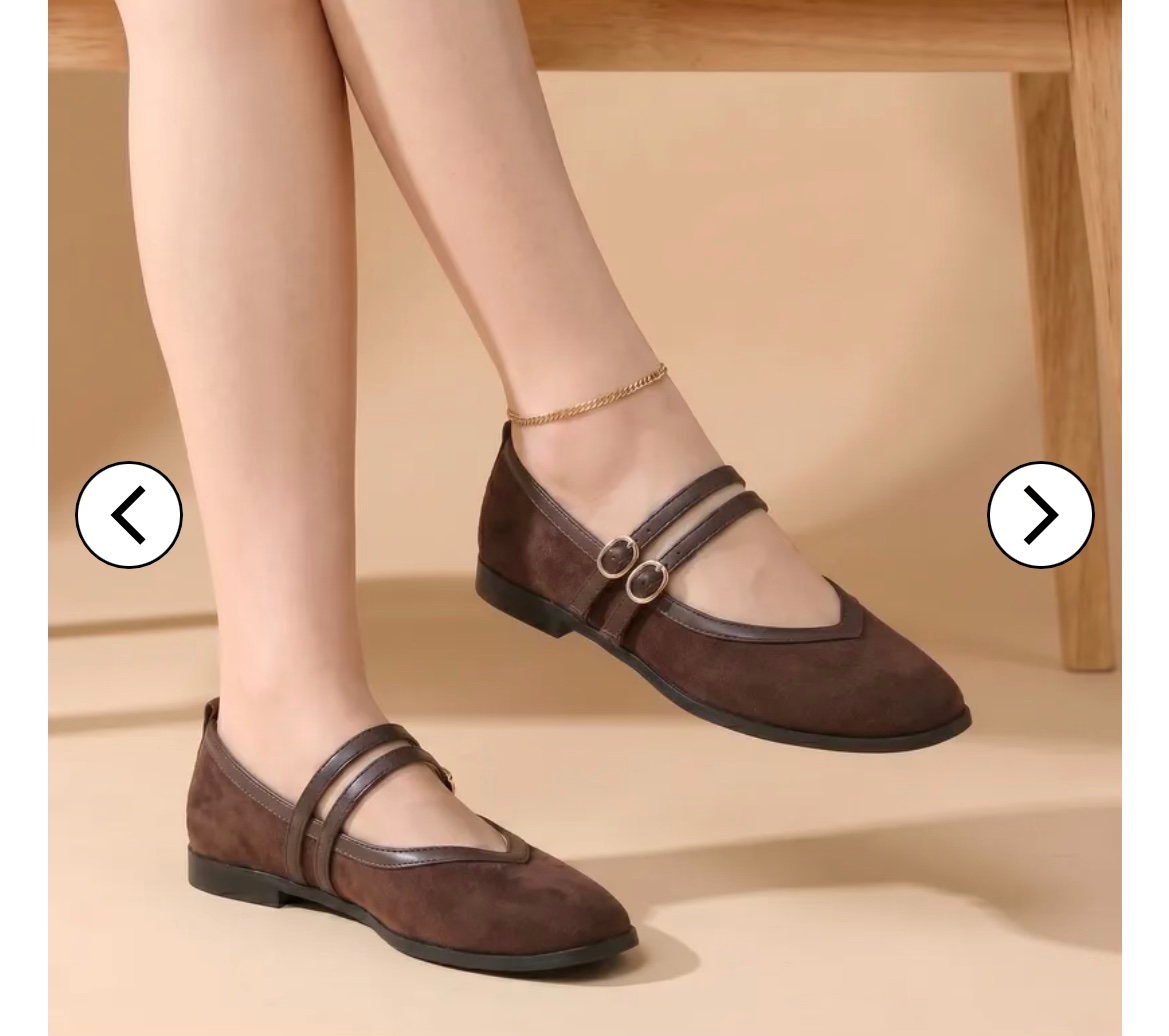 Ballerines - souliers plats rétro en daim marron avec une double bride et des boucles métalliques