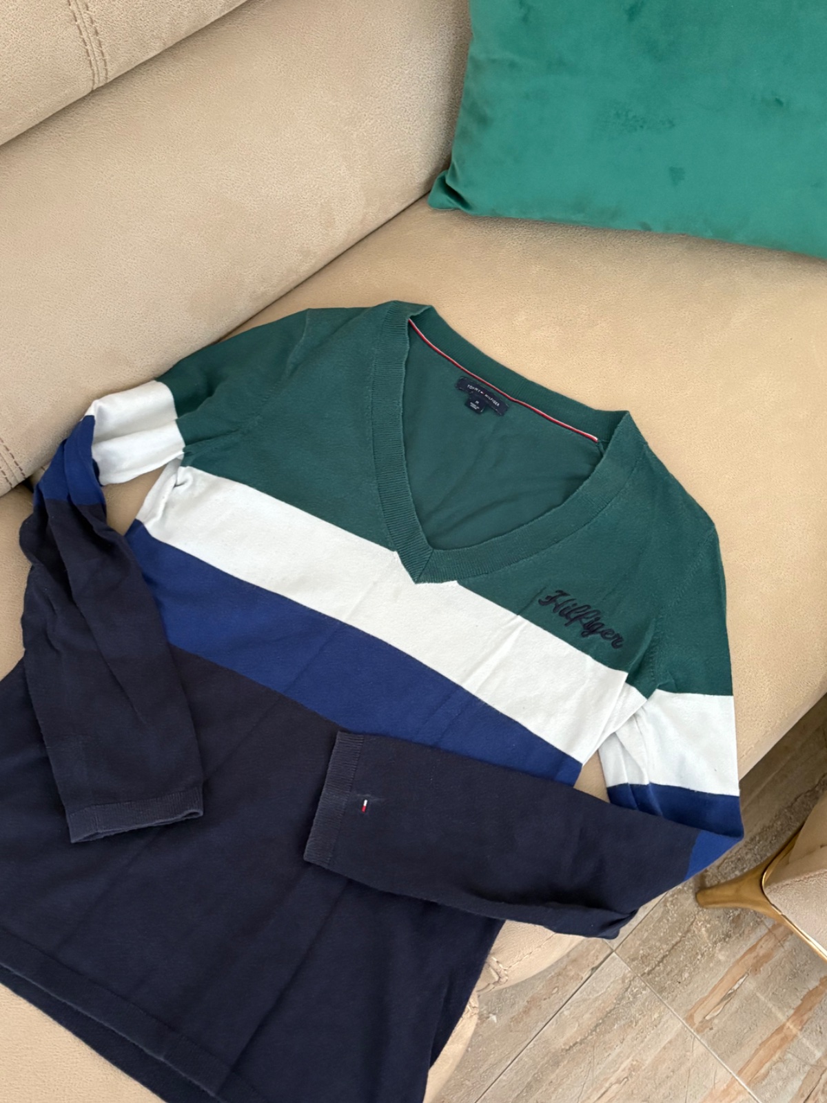 Pull à col en V Tommy Hilfiger pour femme présente un motif a rayures horizontales de couleur vert, blanc et bleu marine, avec le logo de la marque brodé sur la poitrine
