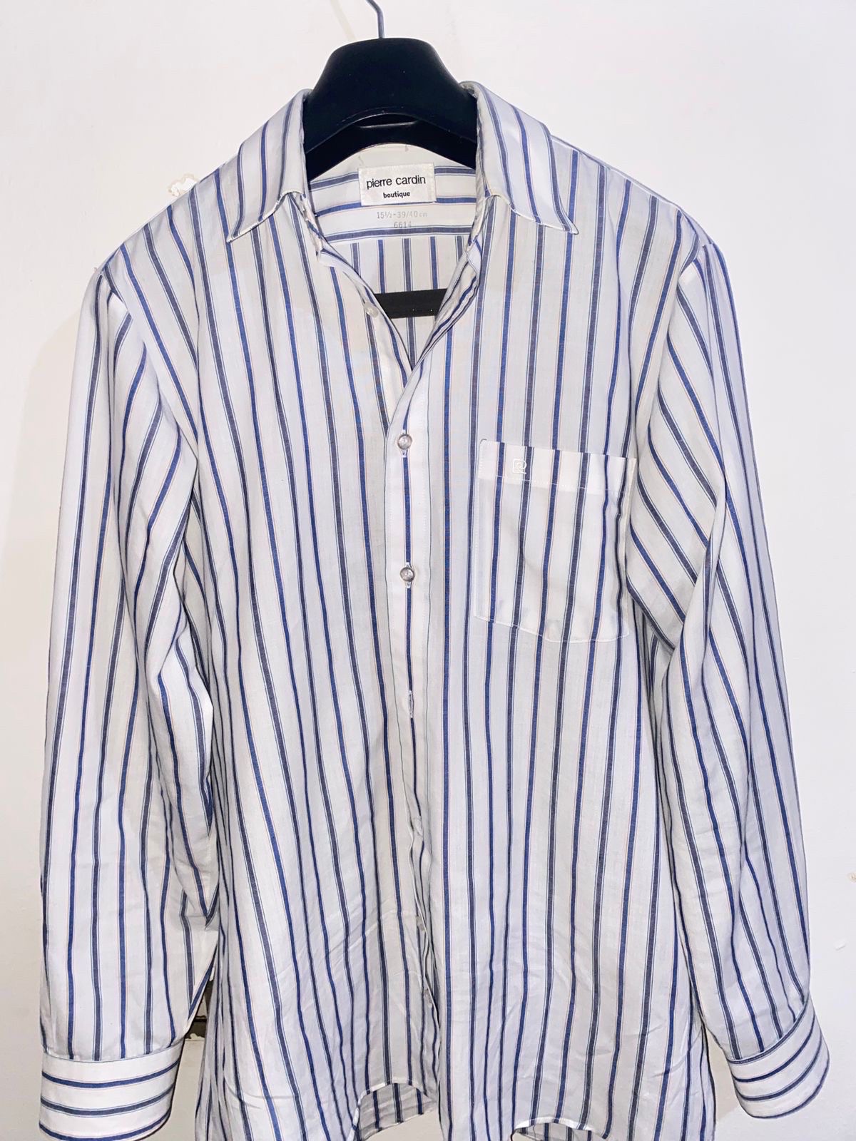 Chemise rayée Pierre Cardin Boutique arbore un motif à fines rayures bleues et brunes sur fond blanc