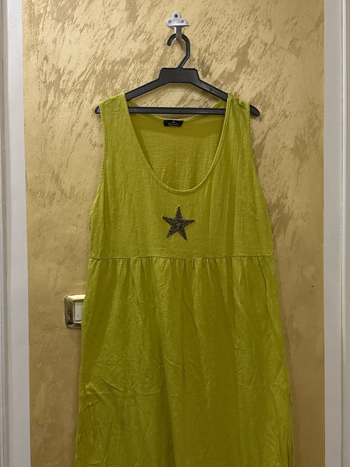 Robe longue verte en coton avec une étoile scintillante brodée sur le buste