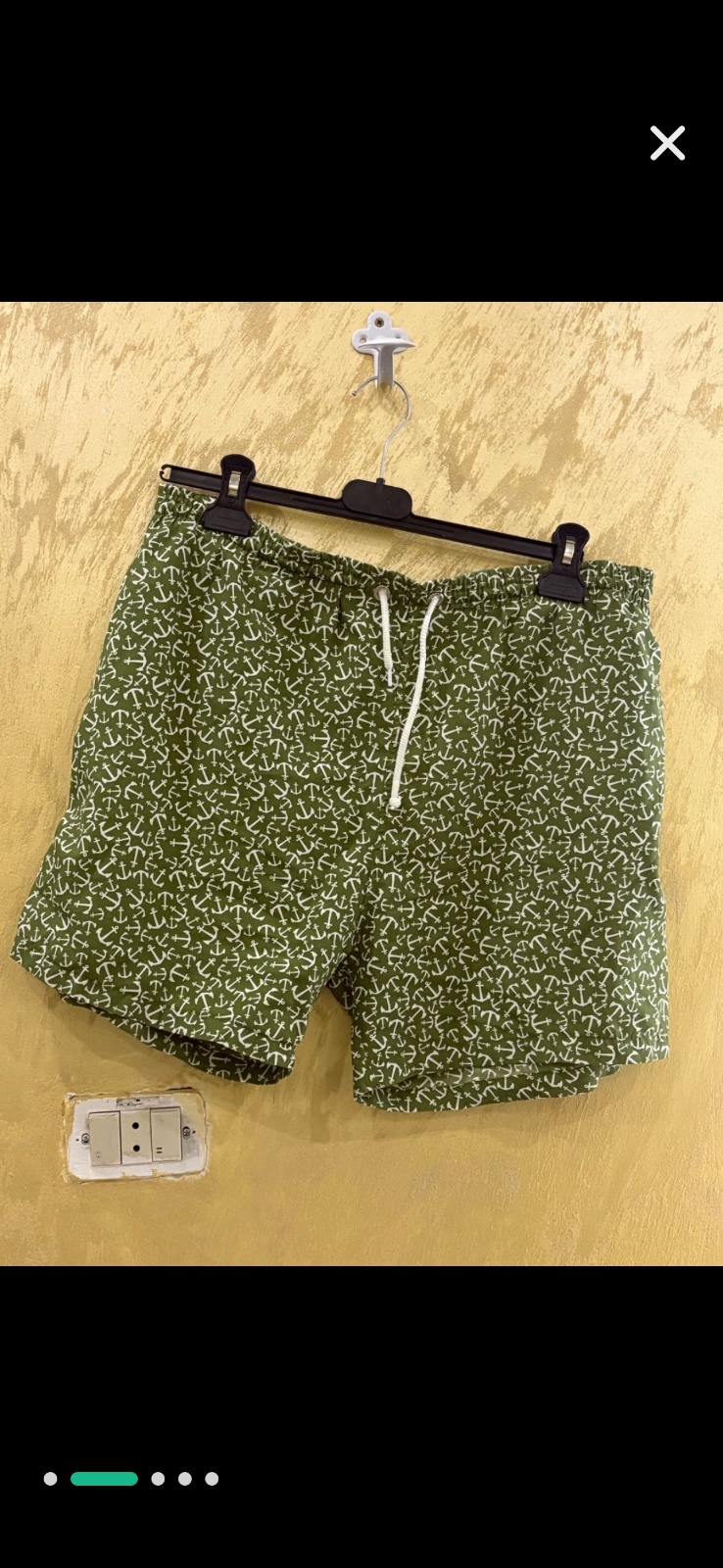 Maillot de bain pour homme de couleur kaki avec un motif d'ancres blanches, dotés d'une taille élastique avec un cordon de serrage blanc