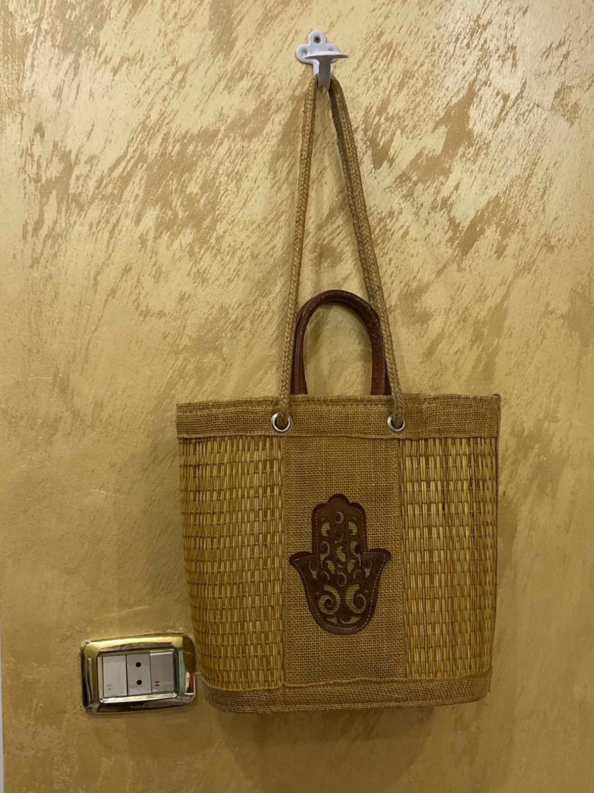 Sac couffin en paille avec bandoulière orné d'un motif en cuir marron 