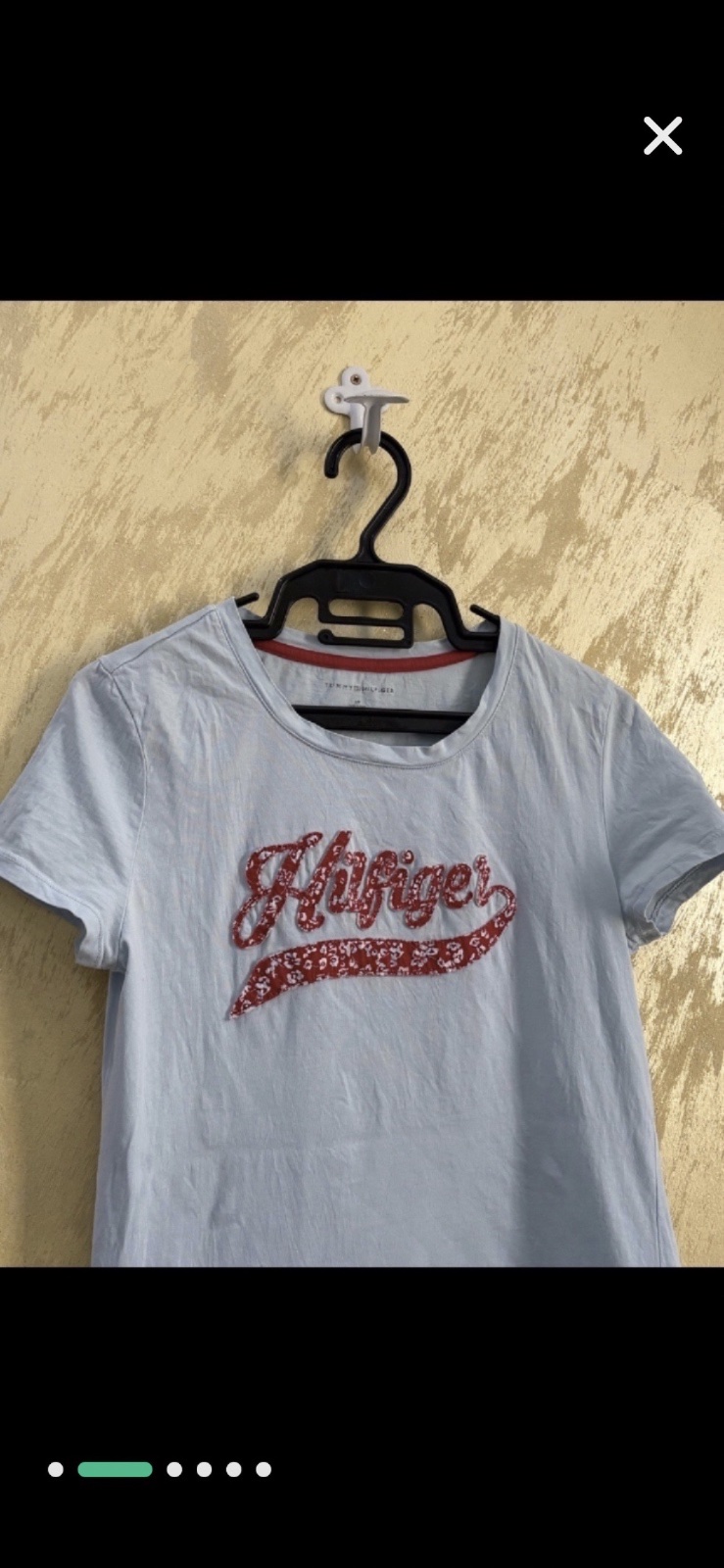 T-shirt Tommy Hilfiger bleu clair avec logo rouge "Hilfiger" brodé en relief sur la poitrine