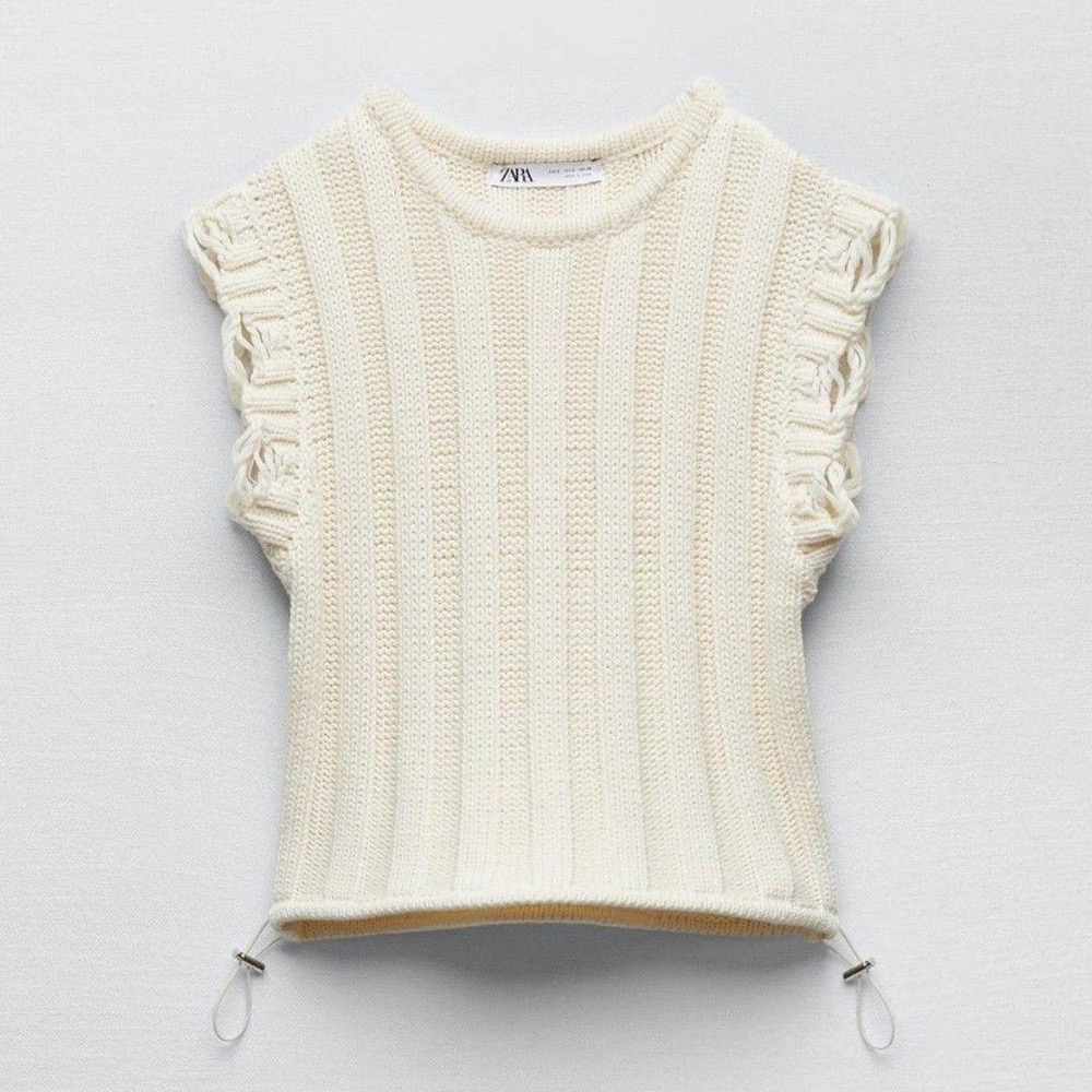 Haut en maille Zara blanc sans manches avec des volants sur les épaules et un cordon de serrage réglable à l'ourlet