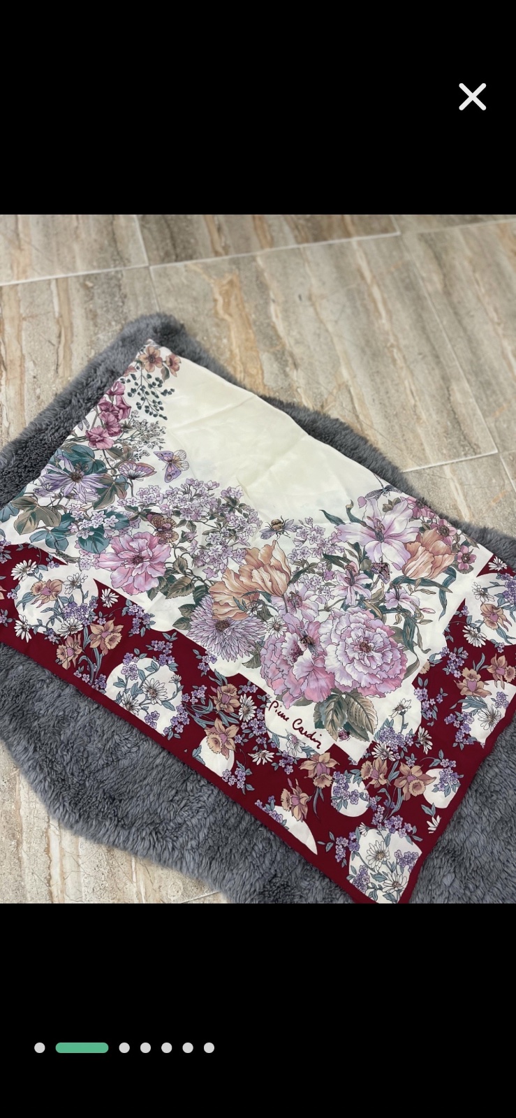 Foulard Pierre Cardin avec un motif floral