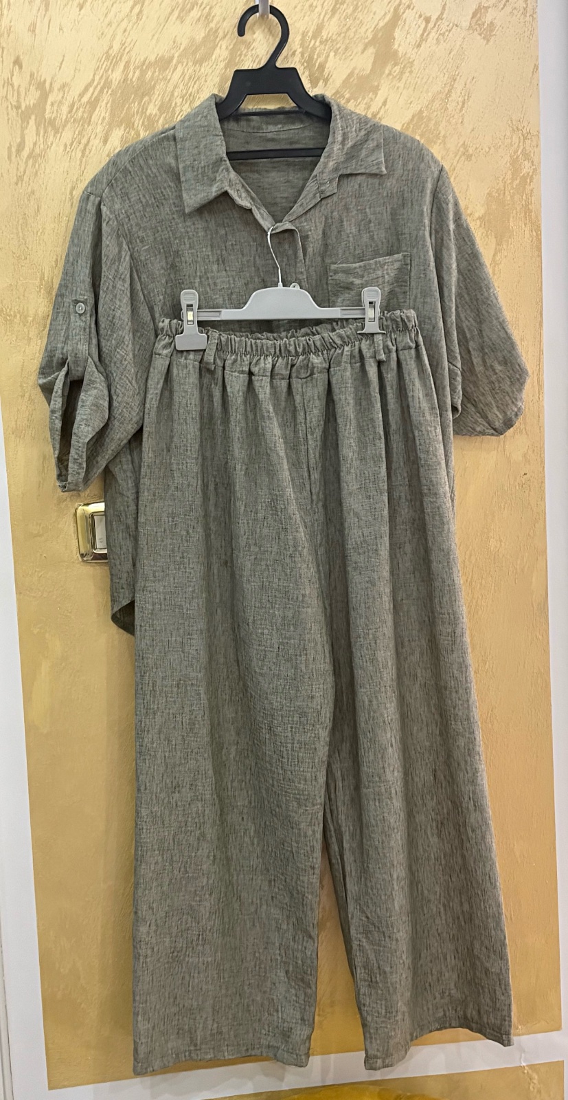 Set taupe composé d'une chemise à manches courtes ajustables et d'un pantalon large à taille élastique 