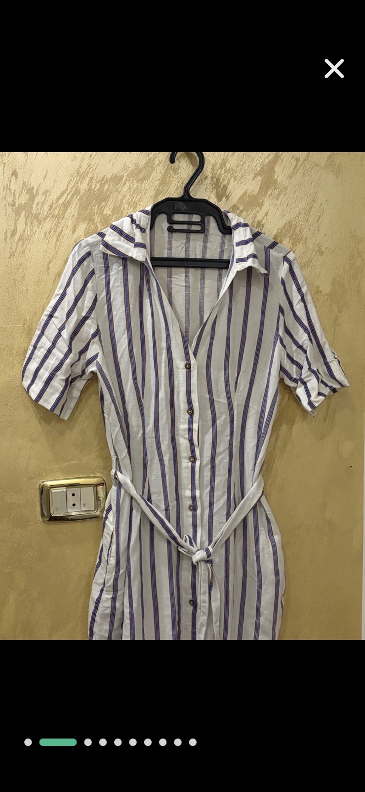Robe-chemise midi KIABI blanche à rayures bleues et bordeaux est dotée d'un col classique, de manches courtes et d'une ceinture à nouer à la taille