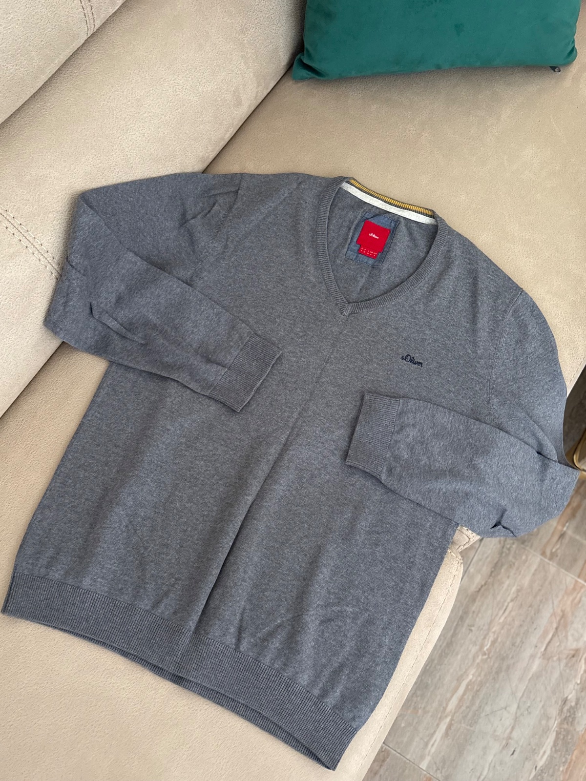 Pull s.Oliver modele à col V,avec le logo brodé sur le côté gauche de la poitrine