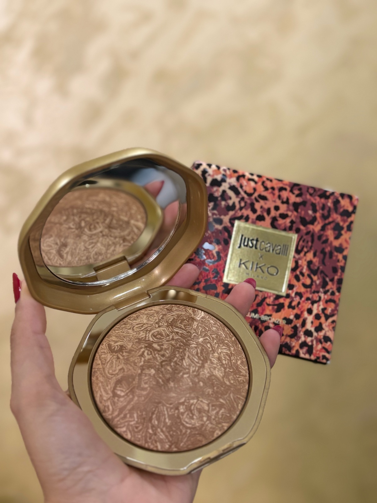 Party Glam Lumi-Bronzer en teinte 01 Bronze Instinct, issu de la collaboration entre KIKO Milano et Just Cavalli