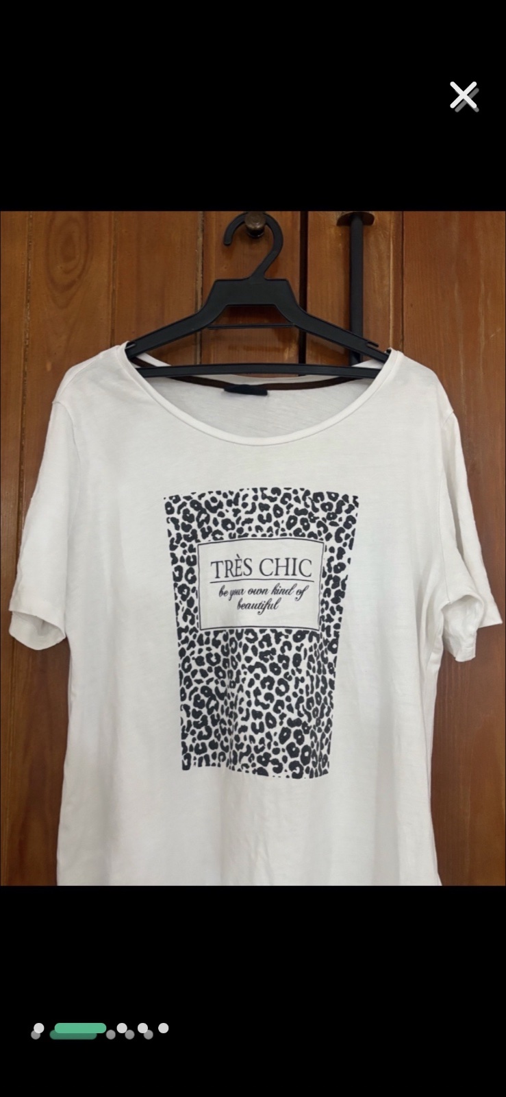 T-shirt blanc en coton présente un imprimé léopard central avec le texte "Très Chic"