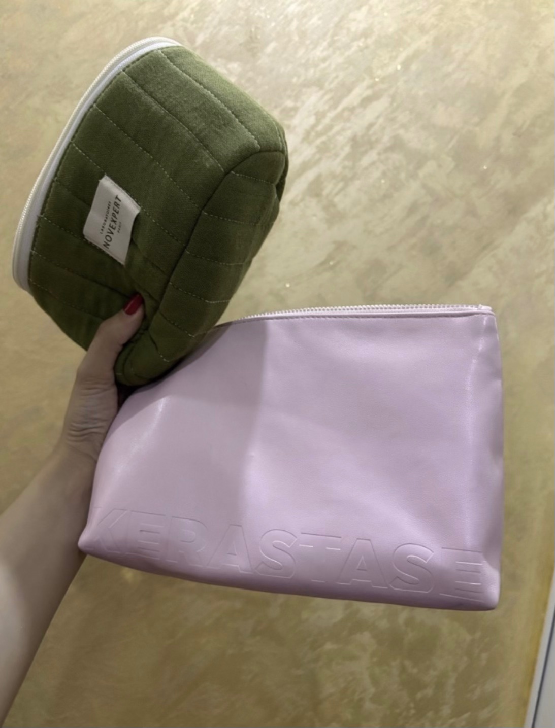 Je vide 02 trousses : Trousse verte neuve de la marque Novexpert+ Trousse pochette rose de la marque Kérastase