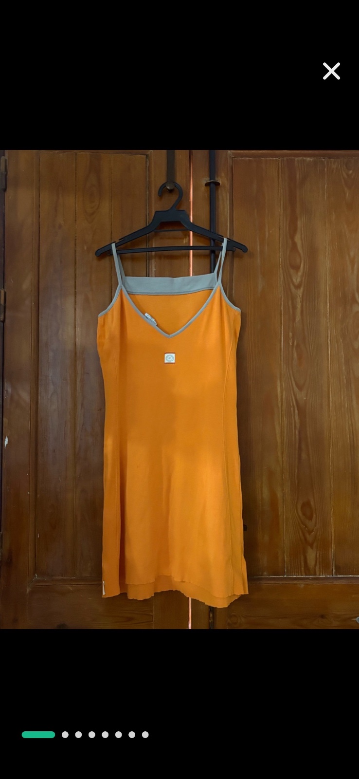 Robe orange de la marque Champion en coton éponge orange avec des bretelles fines est une pièce ajustée parfaite pour l'été