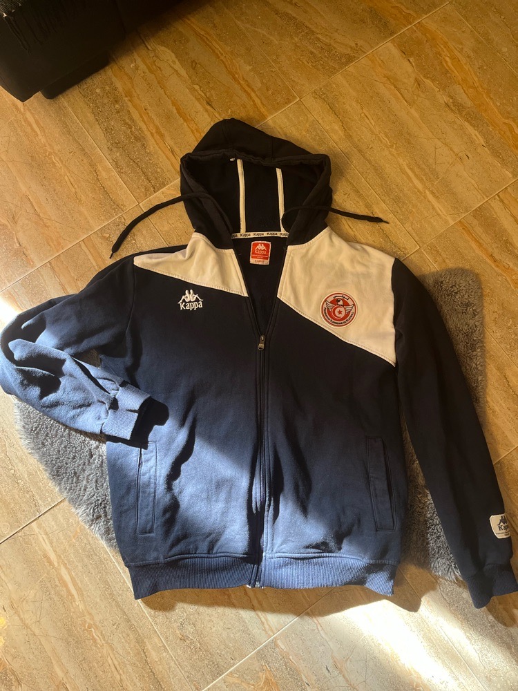 Sweat à capuche zippé Kappa bleu marine et blanc avec un écusson de l'équipe de Tunisie de football